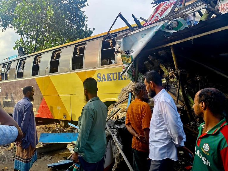 গৌরনদীতে দুই বাসের সংঘর্ষ