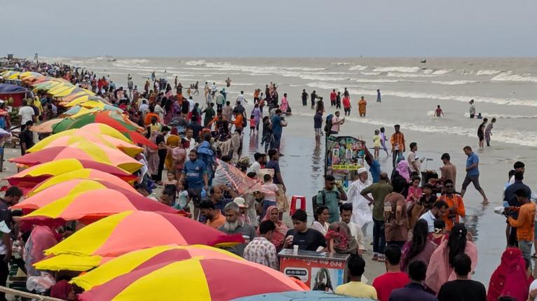 পূজার ছুটির চতুর্থ দিনেও কুয়াকাটায় পর্যটকের উচ্ছ্বাস