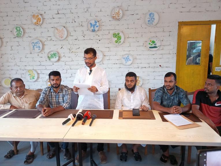 সংবাদ সম্মেলনে বাবুগঞ্জ স্বেচ্ছাসেবক দলের সদস্য সচিব