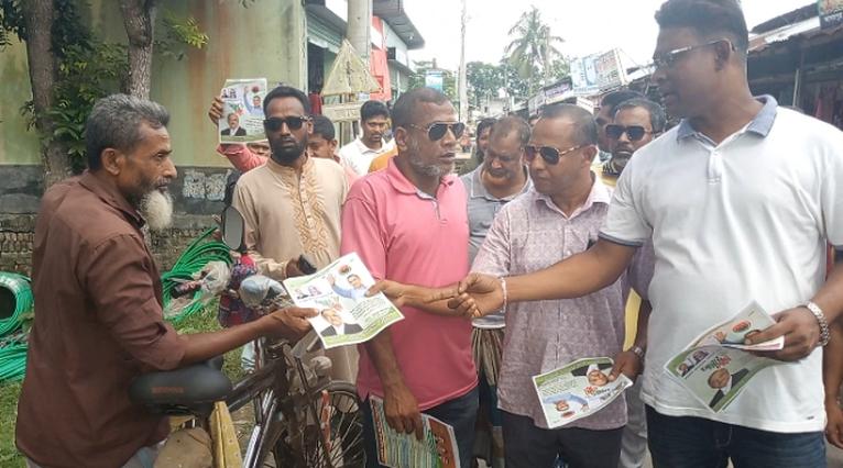 বাবুগঞ্জে ধানের শীষে ভোট চেয়ে যুবদলের লিফলেট বিতরণ