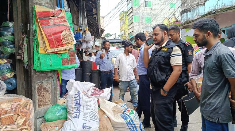 গলাচিপায় র‍্যাবের অভিযানে ১২শ কেজি নিষিদ্ধ পলিথিন জব্দ
