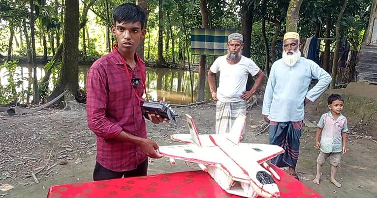 সিফাত ও তার তৈরী F-22 মডেলের যুদ্ধ বিমান