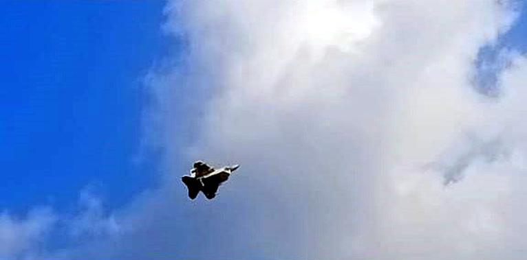 সিফাতের তৈরী রিমোট কন্ট্রোল সিস্টেম F-22 যুদ্ধ বিমান আকাশে উড়ছে।