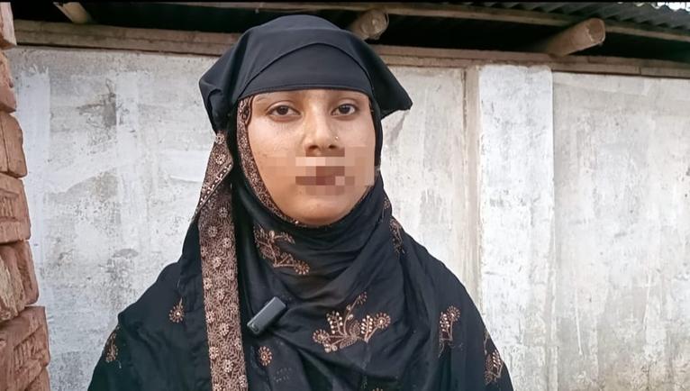 গৌরনদীতে প্রেমিকের বাড়িতে বিয়ের দাবিতে অনশন, তরুণীকে মারধর