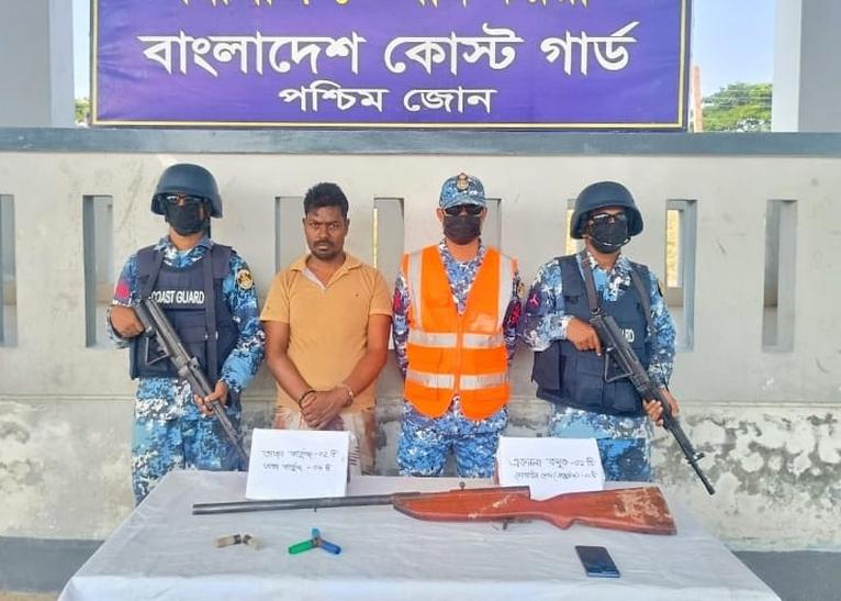 সুন্দরবনে অস্ত্র ও গোলাবারুদসহ দুর্ধর্ষ ডাকাত আটক