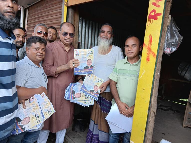 গৌরনদীতে ৩১ দফা কর্মসূচি বাস্তবায়নে কামরুল ইসলাম সজল এর লিফলেট বিতরণ