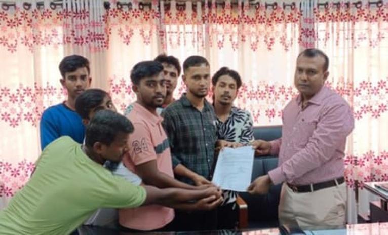 সাপ্তাহিক একদিন ছুটির দাবিতে উপজেলা নির্বাহী কর্মকর্তা ও পৌর প্রশাসকের কাছে লিখিত আবেদন জমা দিয়েছেন।