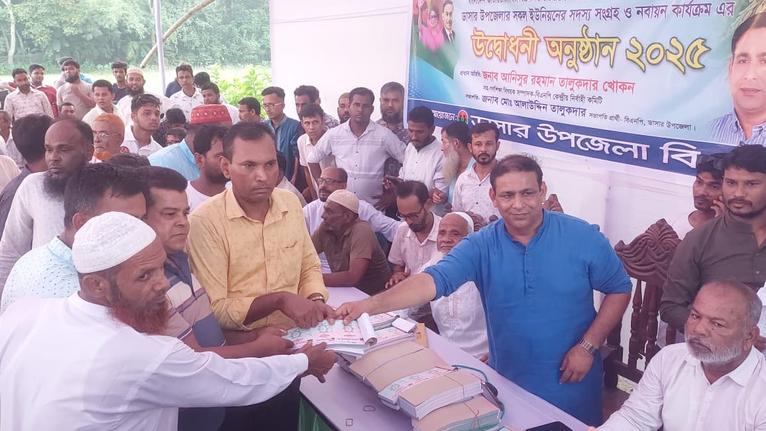 দলের নতুন সদস্য সংগ্রহ ও নবায়ন অনুষ্ঠানে ধানের শীষের মনোনয়ন প্রত্যাশী মো. আনিসুর রহমান তালুকদার খোকন।