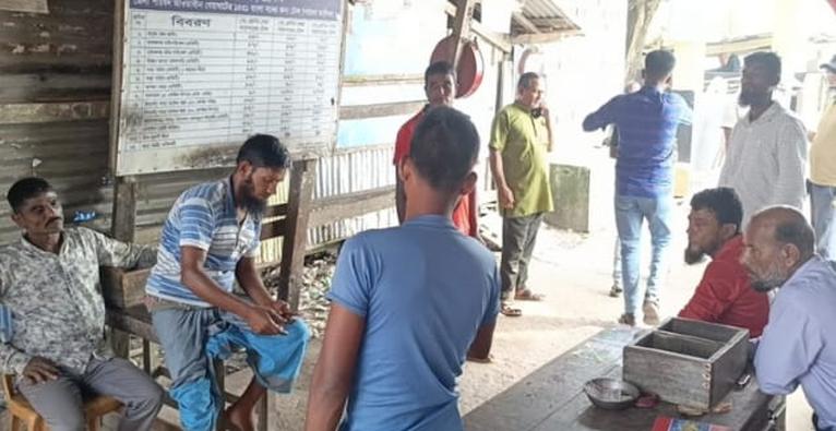গলাচিপায় খেয়া মাঝি দিয়ে খাস আদায়