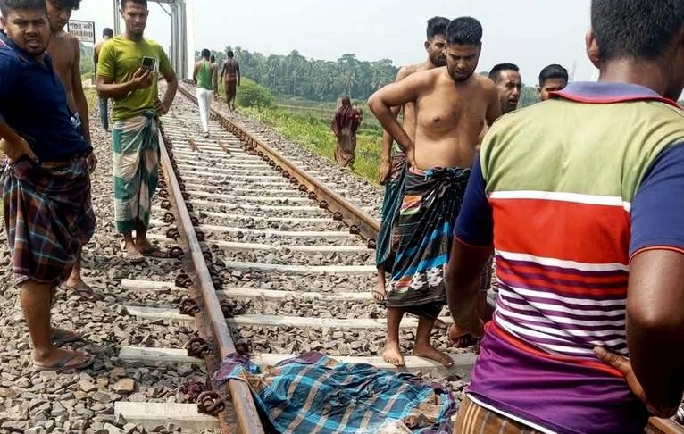 ফকিরহাটে ট্রেনে কাটা পড়ে প্রাণ গেল একজনের