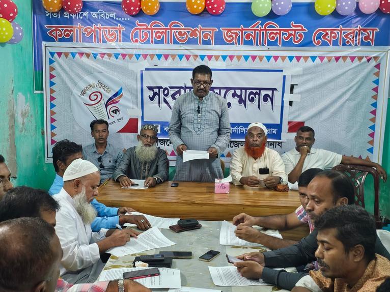 লিখিত বক্তব্য পড়ে শোনাচ্ছেন লালুয়া ইউনিয়ন বিএনপির সাধারণ সম্পাদক মো. মজিবর রহমান প্যাদা।
