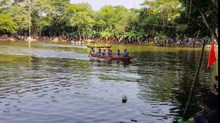 দশমিনায় উৎসবমুখর পরিবেশে নৌকা বাইচ প্রতিযোগিতা