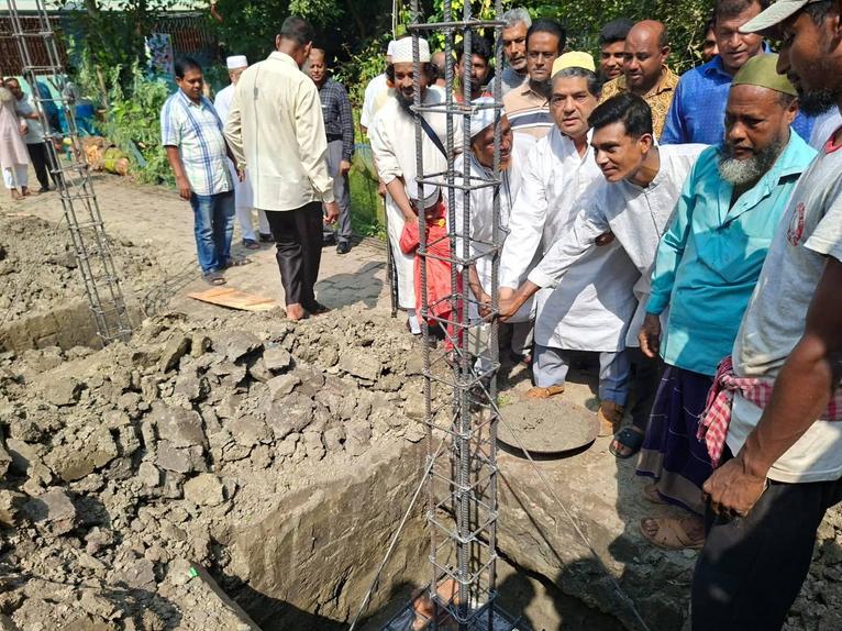 আগৈলঝাড়ার বড় বাশাইলে মসজিদ নির্মাণ কাজের উদ্বোধন