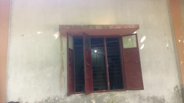 বাবুগঞ্জে ডাকাতি: জানালার গ্রিল কেটে ঘরে ঢুকে স্বর্ণালংকার-টাকা লুট