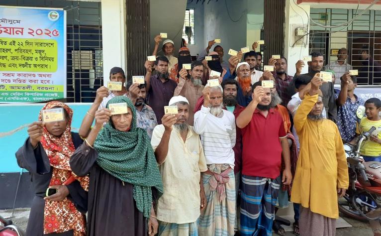 আমতলীতে জেলেদের চাল বিতরণে অনিয়মের অভিযোগ