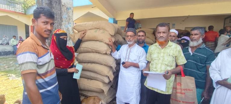 দশমিনায় দুস্থ নারীদের মাঝে ৯০ কেজি করে চাল বিতরণ