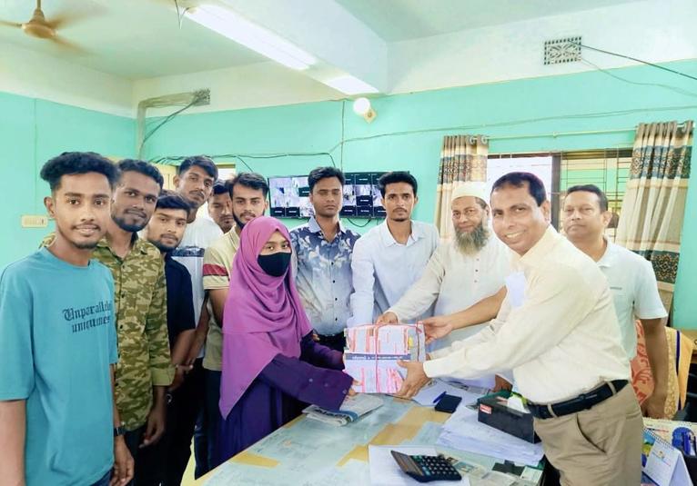 গৌরনদীতে জিপিএ ৫ প্রাপ্ত ছাত্রীকে বই উপহার