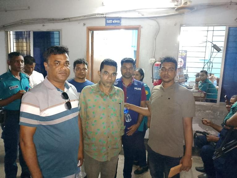অবশেষে র্যাবের জালে প্রতারক প্রধান শিক্ষক