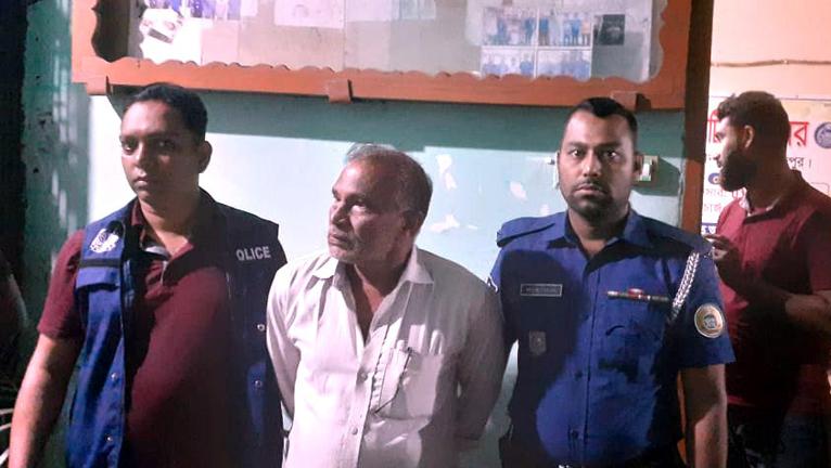 নেছারাবাদে পুলিশকে খলনায়ক বানিয়ে প্রতারণা, যুবক গ্রেফতার