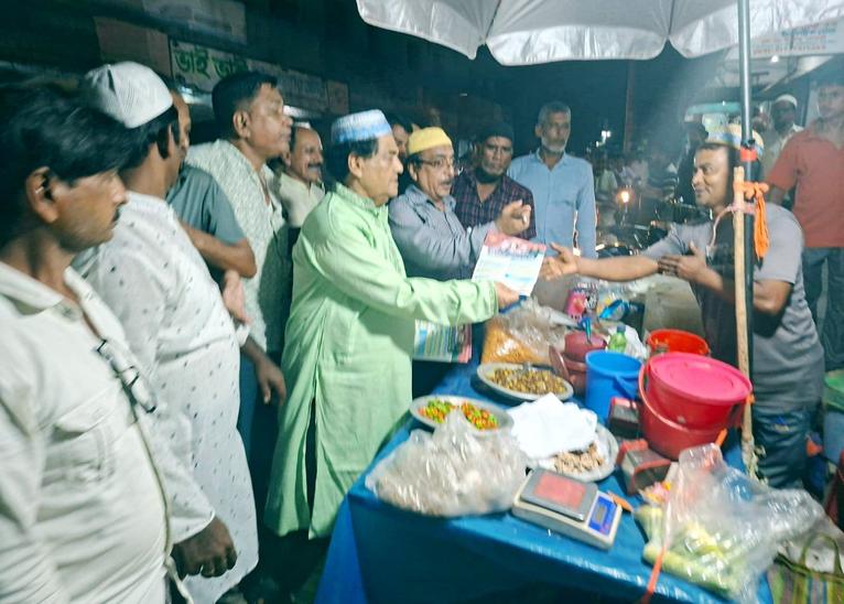 ৩১ দফা বাস্তবায়নে আগৈলঝাড়ায় বিএনপি নেতার লিফলেট বিতরণ