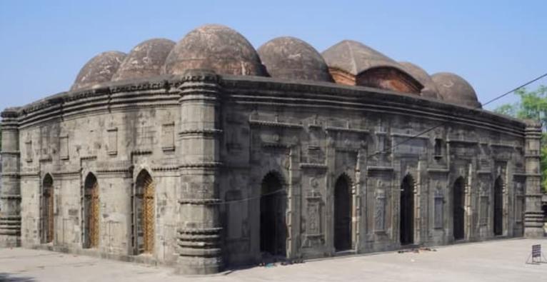 প্রাচীন স্থাপত্যের অনন্য নিদর্শন সোনা মসজিদ