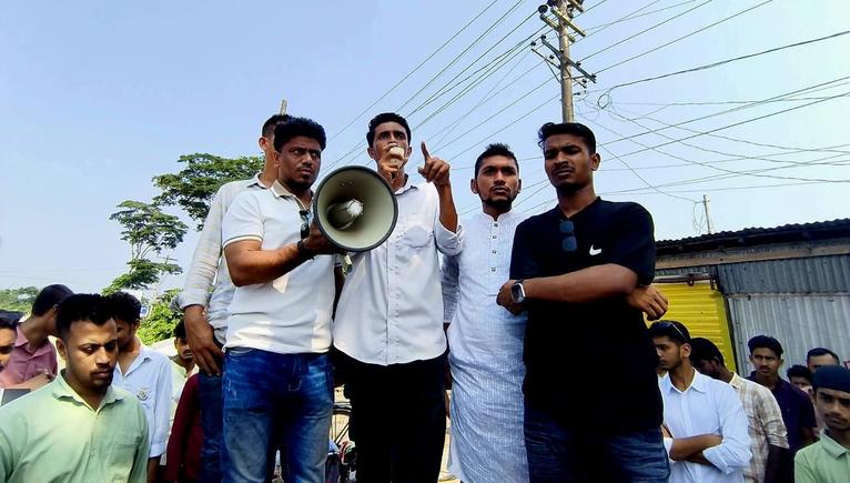 গৌরনদীতে মিথ্যা মামলা প্রত্যাহারের দাবিতে ছাত্রদলের বিক্ষোভ