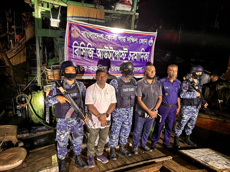চরফ্যাশনে ৬টি অবৈধ ট্রলিং বোট জব্দ করল কোস্টগার্ড