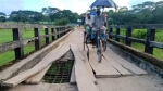 গলাচিপায় ঝুঁকিপূর্ণ সেতু দিয়ে পারাপার
