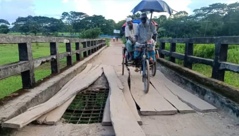 গলাচিপায় ঝুঁকিপূর্ণ সেতু দিয়ে পারাপার