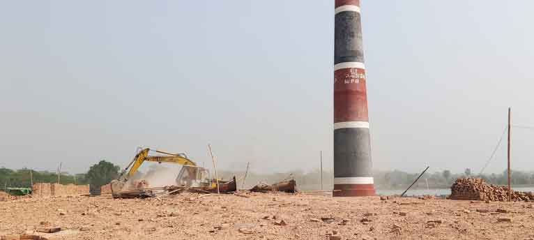 দুমকিতে অবৈধ ইটভাটা গুড়িয়ে দিল প্রশাসন