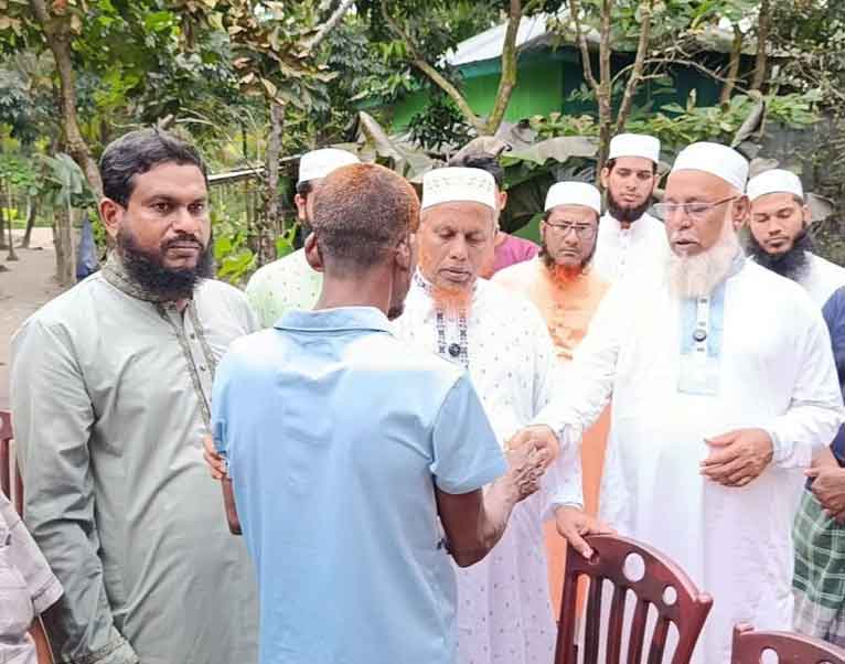 চরফ্যাশনে আগুনে বসতঘর পুড়ে ক্ষতিগ্রস্তদের পাশে জামায়াত