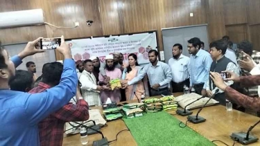 চরফ্যাশনে প্রান্তিক কৃষকদের মাঝে বিনামূল্যে সার–বীজ বিতরণ