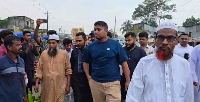 কলাপাড়ায় কৃষক বাজারে হাসনাত আব্দুল্লাহ‘র গণসংযোগ