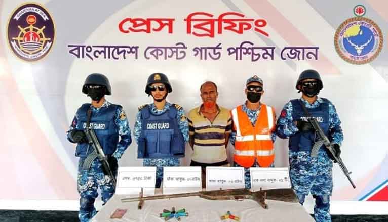 অস্ত্রসহ সুন্দরবনে দুলাভাই বাহিনীর সদস্য আটক
