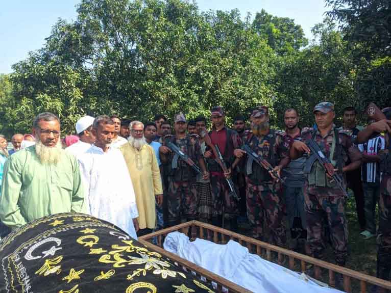 সীমান্তে ভারতীয় নারীর লাশ দেখলেন বাংলাদেশি স্বজনরা