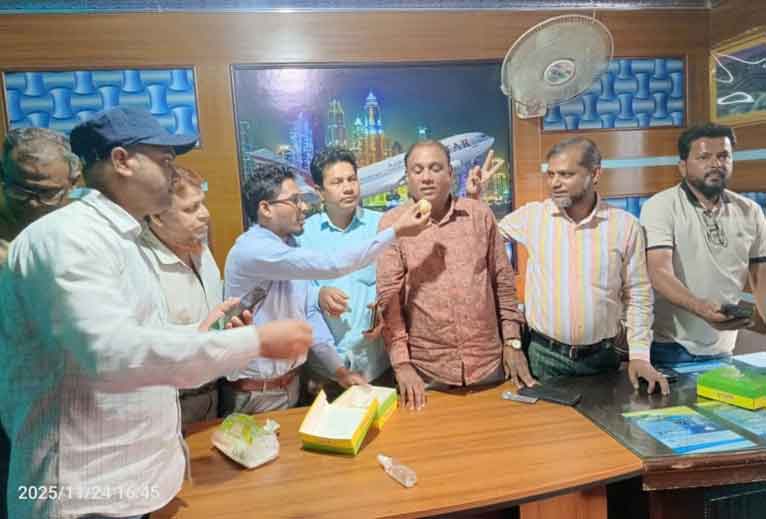 বিএনপির দুই নেতার বহিস্কাদেশ প্রত্যাহার, আমতলীতে মিষ্টি বিতরণ