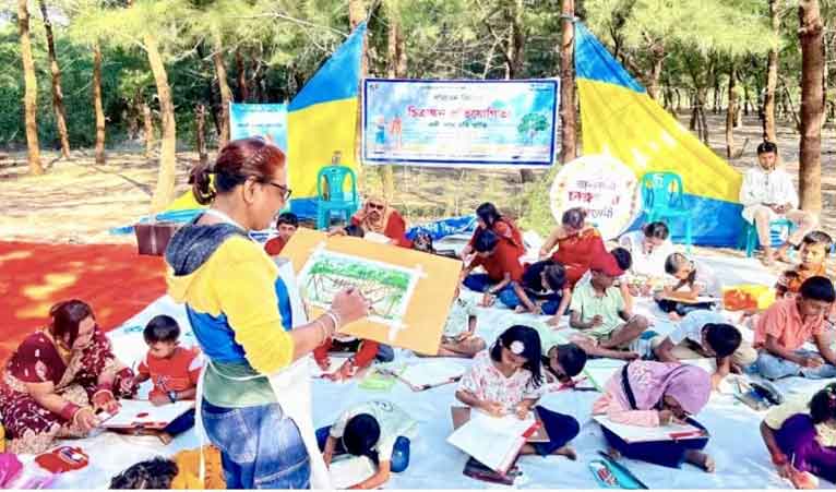 বরগুনায় নদীপথে ট্রলারে শিশুদের চিত্রাঙ্কন প্রতিযোগিতা