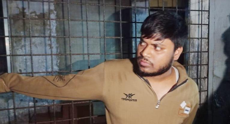 পিরোজপুরে মহিলা কলেজ হোস্টেলের পেছনে অশালীন আচরণ করেধেরা যুবক