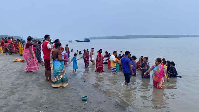 পুণ্যস্নানে শেষ হলো রাঙ্গাবালীর চরহেয়ারে প্রথম রাস উৎসব