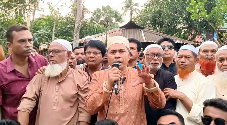 গলাচিপায় বিপ্লব ও সংহতি দিবসে বক্তব্য রাখছেন হাসান মামুন