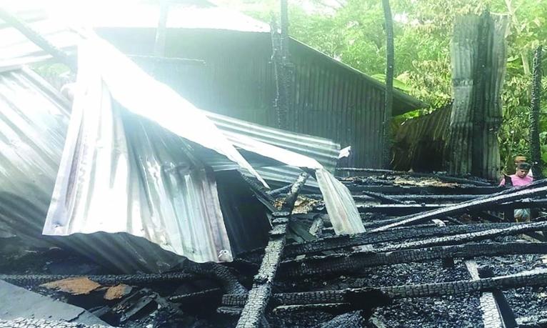 কাকচিড়া বাজারে বৈদ্যুতিক শর্ট সার্কিটে ৪ দোকান পুড়ে ছাই। ছবি- সংগৃহীত