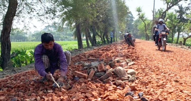 বরগুনায় সড়ক মেরামতে নিম্নমানের ইট ব্যবহারের অভিযোগ