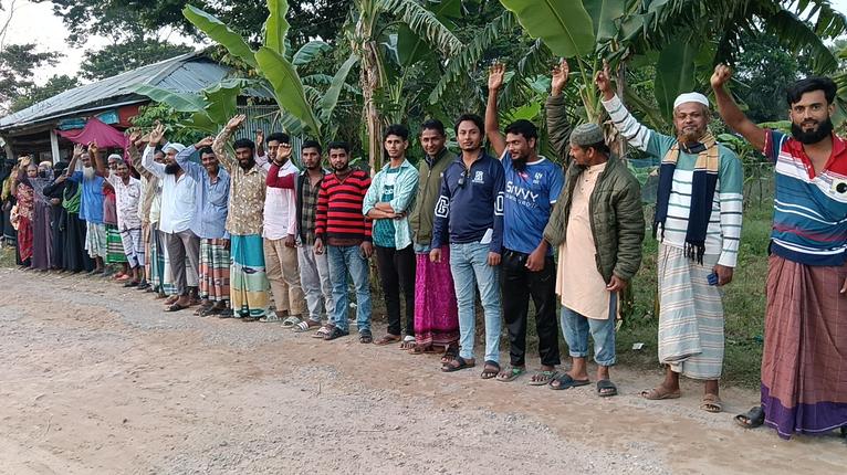 কলাপাড়ায় ‘সুদ’ ব্যবসা বন্ধের দাবিতে ভুক্তভোগীদের মানববন্ধন