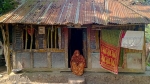 <small>দুই পুত্রই এখন মরার ওপর খরার ঘা! </small> ভাঙা ঘরে মানবেতর জীবন অসহায় মনোয়ারার