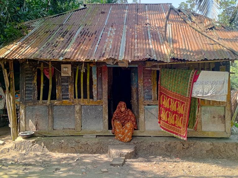 ভাঙা ঘরে মানবেতর জীবন অসহায় মনোয়ারার