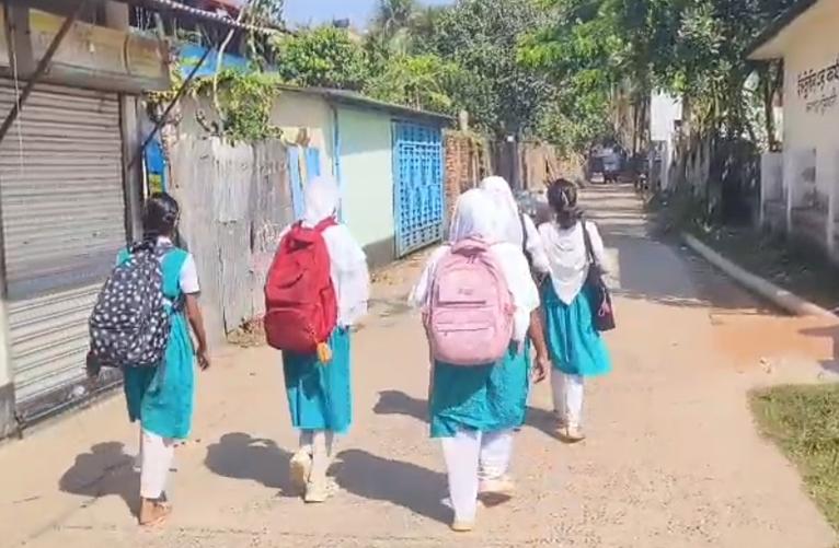 পাঠদান বন্ধ থাকায় বিদ্যালয়ে এসে ফিরে গেছে অনেক শিক্ষার্থী।