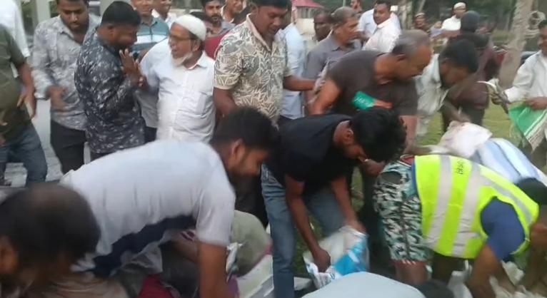 কলাপাড়ায় জাটকা বিতরণে অনিয়ম, কর্মকর্তার উপস্থিতিতে মাছ ছিনতাই