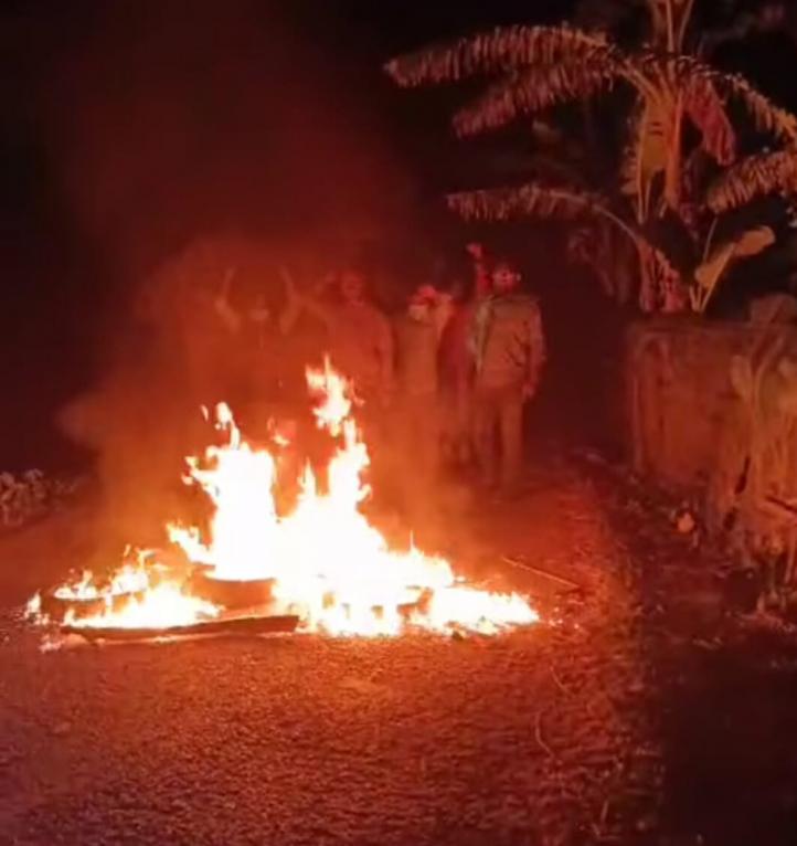 বরগুনায় সড়কে টায়ার জ্বালিয়ে আগুন, ছড়িয়ে পড়েছে ভিডিও