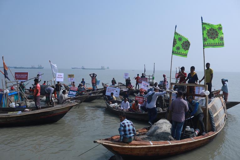 আন্ধারমানিক নদীতে ইলিশ সংকট: কয়লাভিত্তিক বিদ্যুৎকেন্দ্র ও বন্দরের প্রভাব নিয়ে গণশুনানি