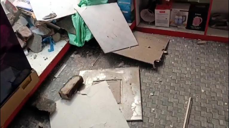 ভূমিকম্পে নরসিংদীর ক্ষতিগ্রস্ত একটি ভবনে ভেতরের চিত্র